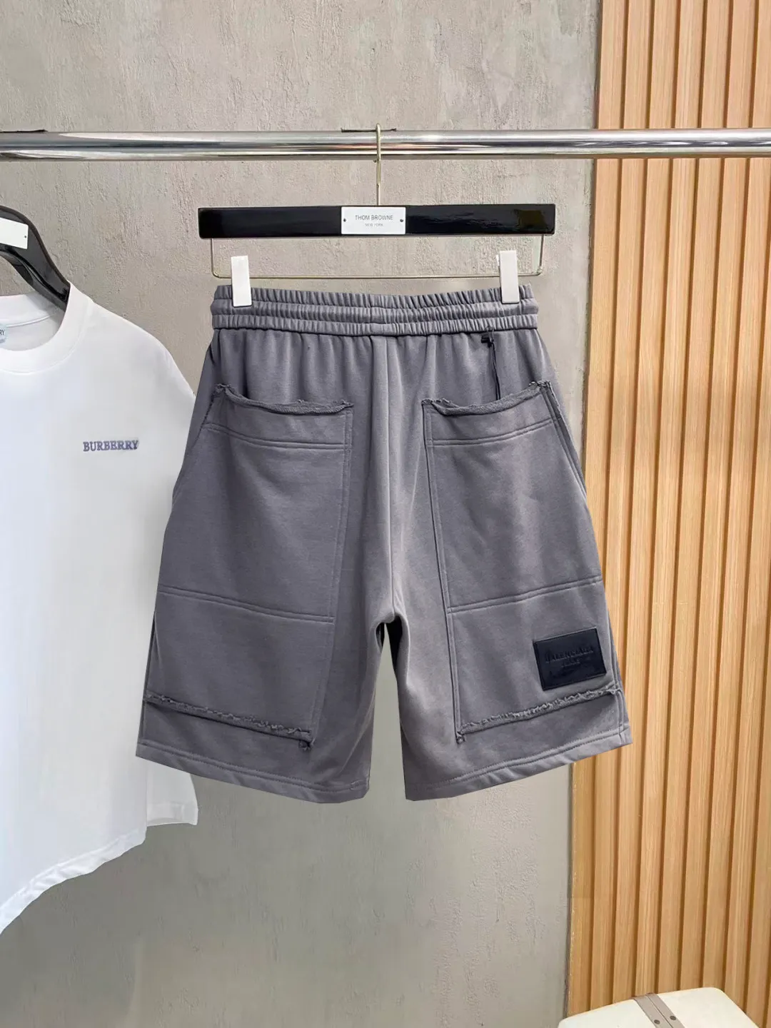 Balenciaga's three-standard complete 2026 summer New Arrival men's casual shorts, advanced custom-made Breathable fabric, Breathable fabric, extremely stretchy and comfortable, impeccable details, top-grade accessories, original logo design concept, delicate and soft feel! The upper body fit is awesome! Size: M-XXXL Please state your height and weight when ordering